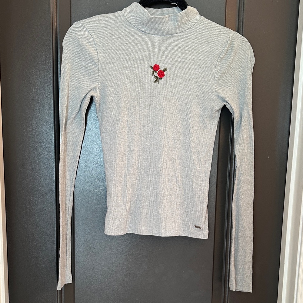 Hollister Light Gray Long Sleeve with Red‎ Rose Embroidery size S